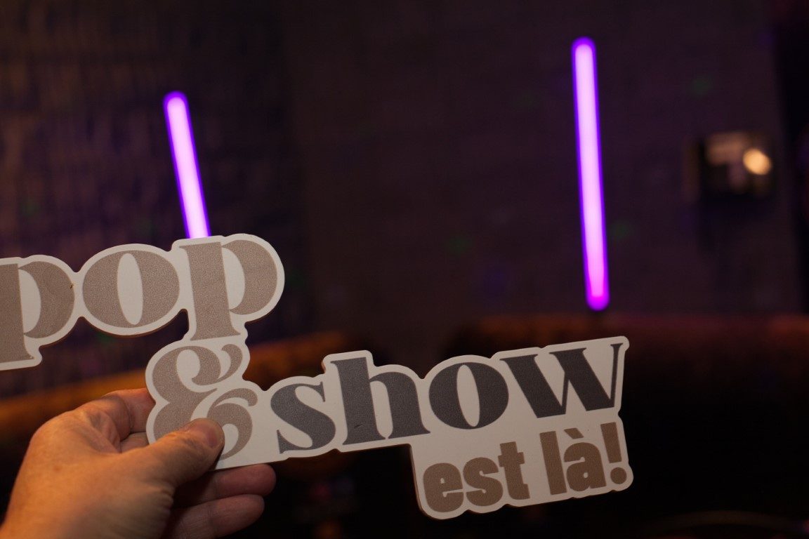 Participants souriants au photobooth Pop & Show lors d'un événement au Saguenay