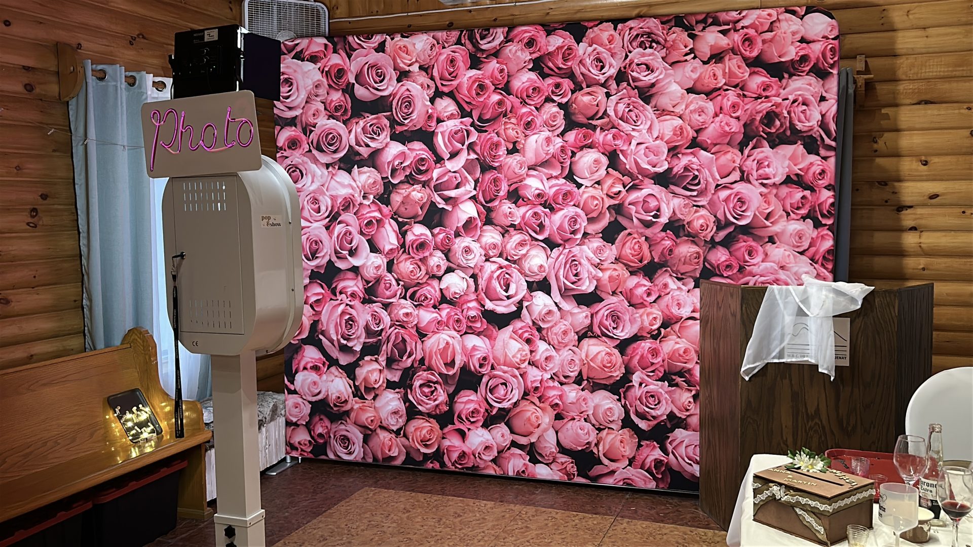 Photobooth Pop & Show avec toile de fond roses pour un mariage au Saguenay